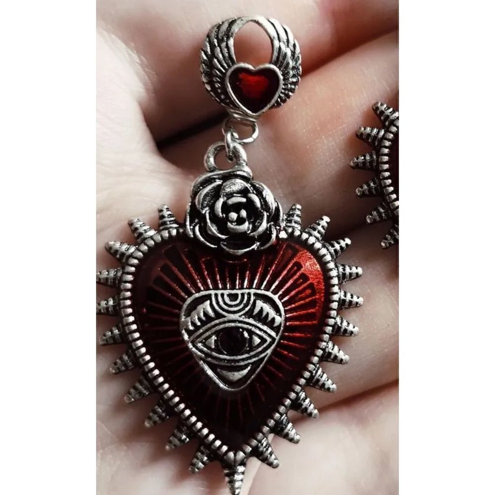 ❤️New Red heart watching eye earrings with wings so much detail amazingly pretty - Picture 3 of 4